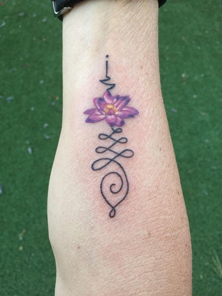 Тату лотос на запястье