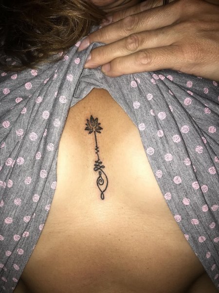 Тату уналоме между грудиной