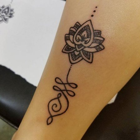 Тату лотоса на руке для девушек