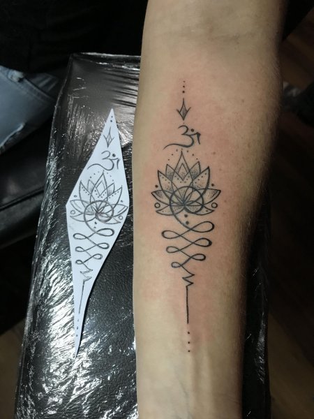 Тату лотос на руке