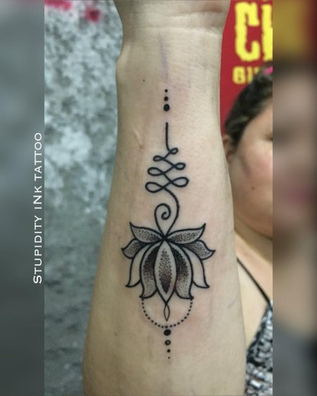 Лотос на запястье тату