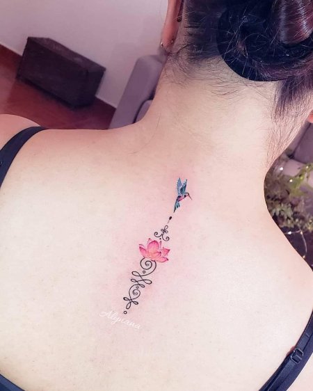 Тату лотос на позвоночнике для девушек