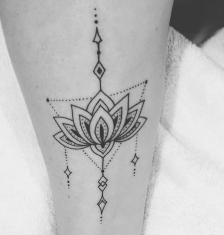 Тату лотос для девушек