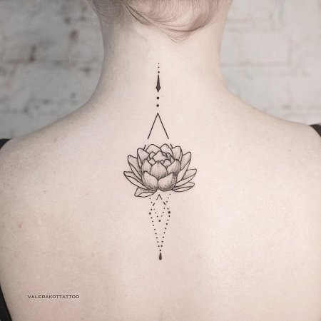 Тату лотос на спине для девушек
