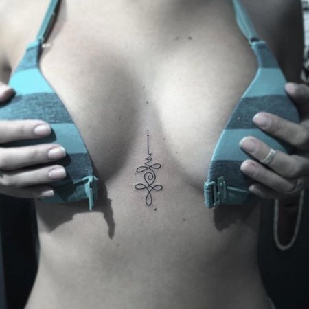 Тату крест между грудью