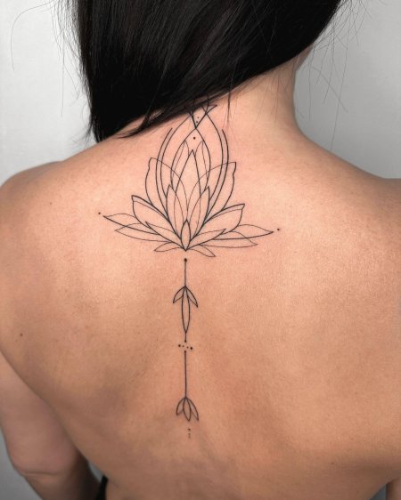 Татуировка лотос на спине