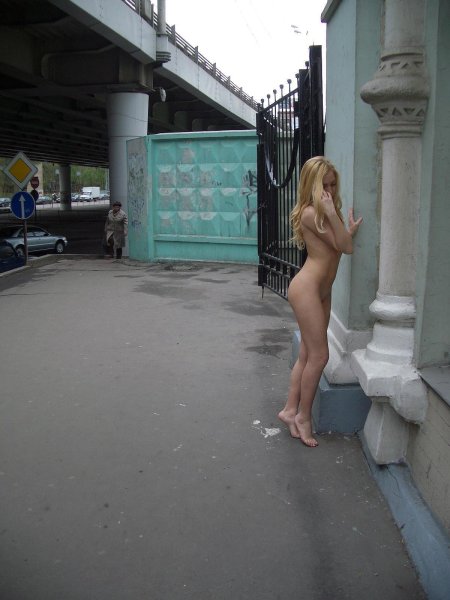 Прошлась голая по улице