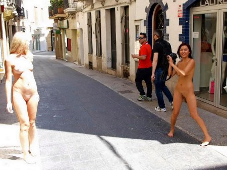 Прошлась голая по улице