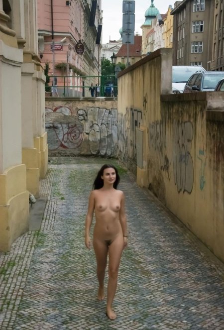 Голая на улице