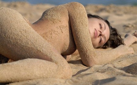 Голые девушки в песке