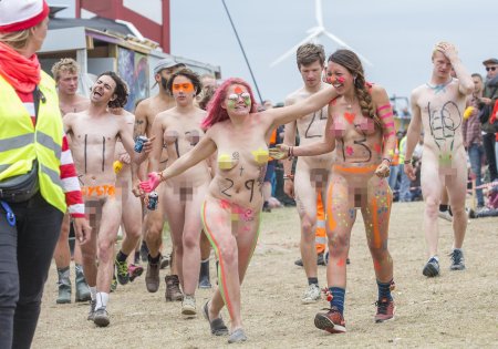 Обноженные девушки на фест