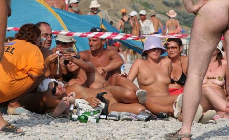 Нудисткий пляж свингеры