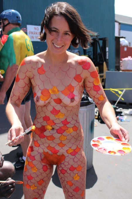 Голые публично бодипейнт