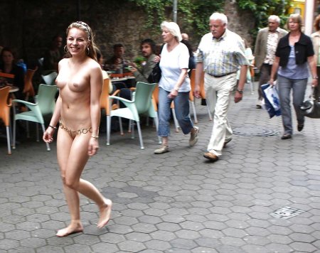 Публичное обнажение девушек