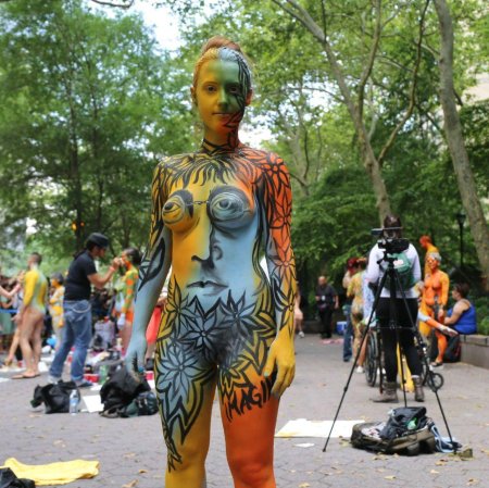 Девушки бодиарт на публике