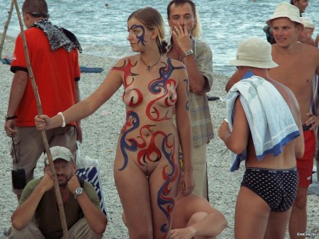 Нудист на пляже