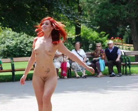 Разделась на публике