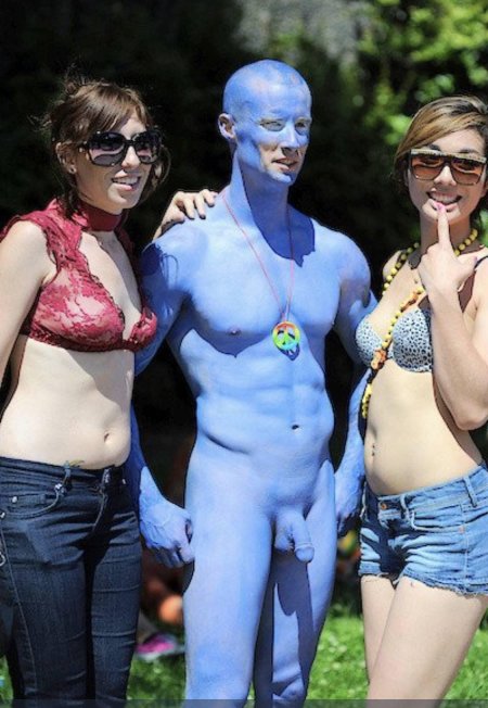 Одетые мужчины и женщины ню