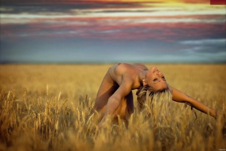 Голые девки в поле