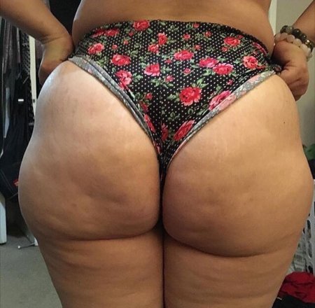 Огромная целлюлитная жопа