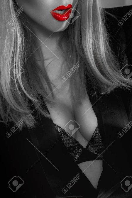 Девушка с красными губами
