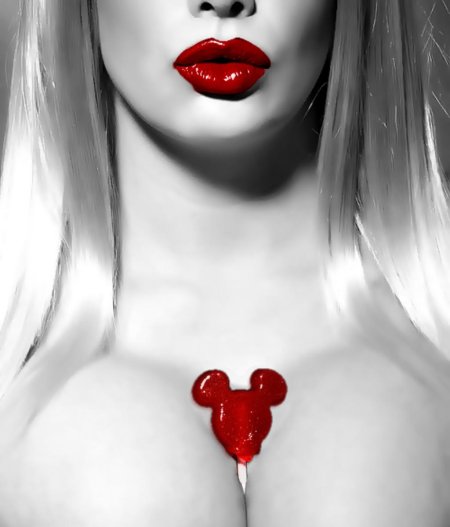 Девушки с красными губами