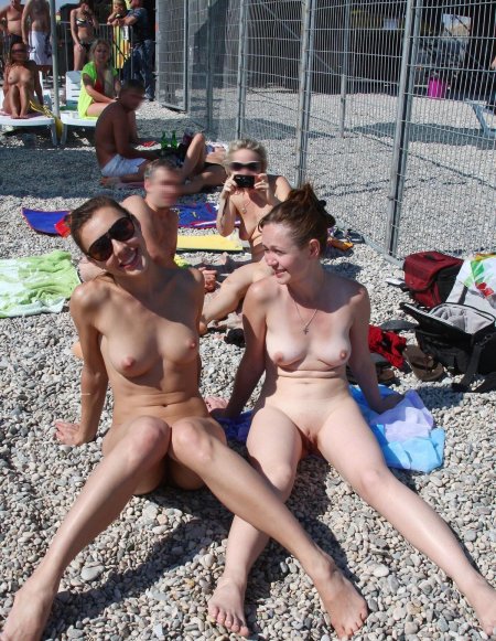 Девушки на нудиском пляже
