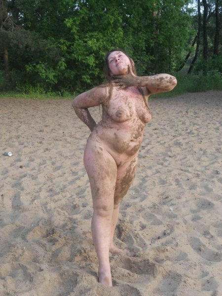 Голые старухи купаются