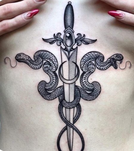 Тату змея вокруг меча