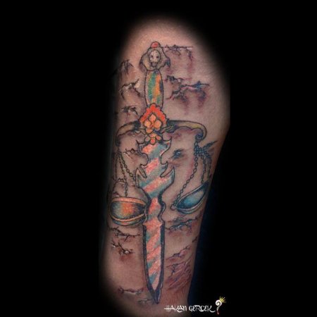 Тату кинжал олд скул