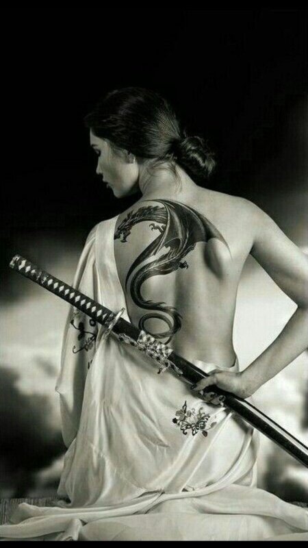 Гейша якудза с катаной