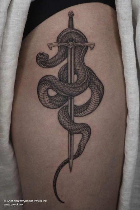 Тату змеи с кинжалом