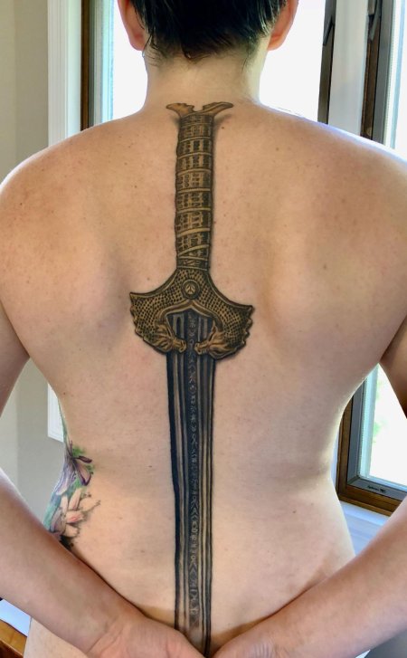 Тату меч через колено