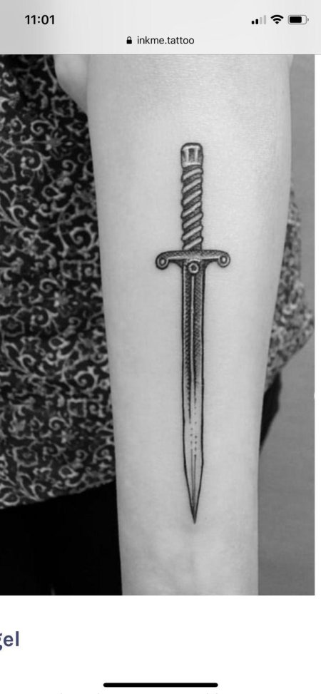 Тату меч на руке