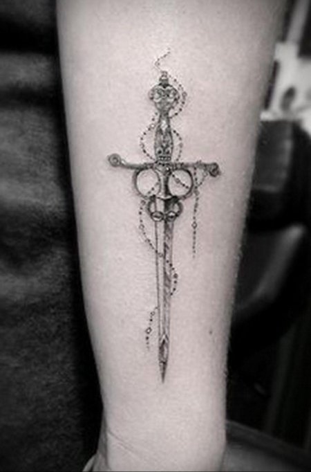 Тату меч на руке
