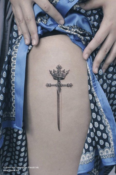 Тату кинжал на бедре