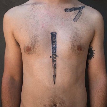 Тату нож в спине
