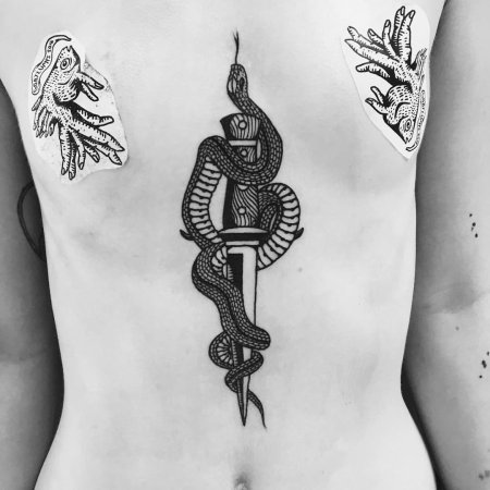 Тату змея с кинжалом