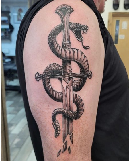 Тату змея вокруг меча