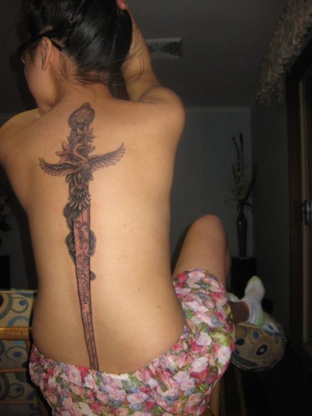Тату меч на спине