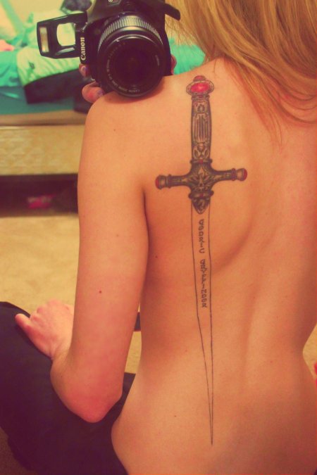Тату крест на спине у девушек