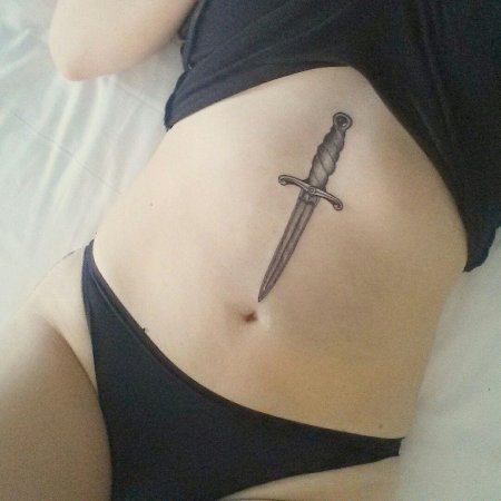 Тату ножи на животе