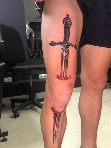 Тату меч на колене