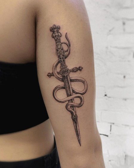 Змея с кинжалом тату