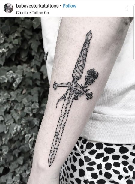 Тату меч на руке