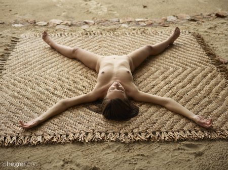 На пляже девушка