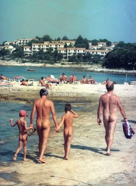 Нудист на пляже