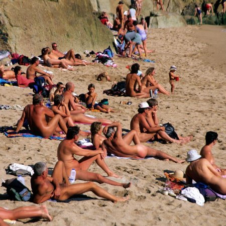 Пляж голых людей