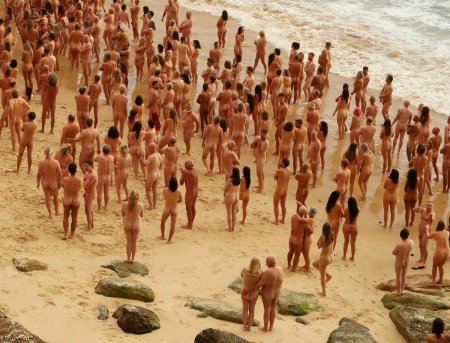 Пляж много людей