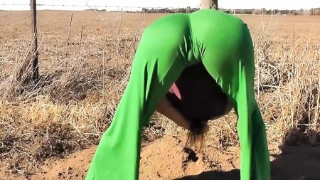 Женщина ползет на четвереньках